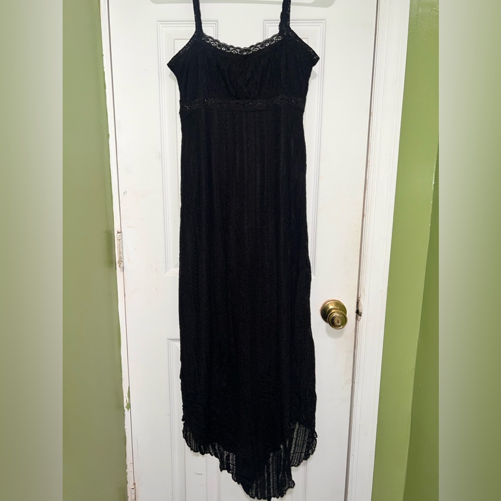 Urban Outfitters Lace Floral Ruched Hanky
Hem Black Midi Dress, Size Medium